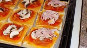 Fofr pizza z toustového chleba, přidáme žampiony a šunku