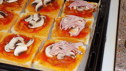Fofr pizza z toustového chleba, přidáme žampiony a šunku