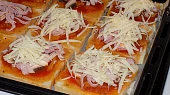 Fofr pizza z toustového chleba, posypeme sýrem