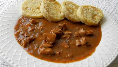 Guláš z králičího hřbetu s hrnkovým knedlíkem, Králičí guláš s hrnkovým knedlíkem