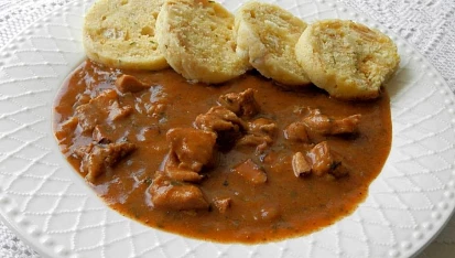 Guláš z králičího hřbetu s hrnkovým knedlíkem, Králičí guláš s hrnkovým knedlíkem