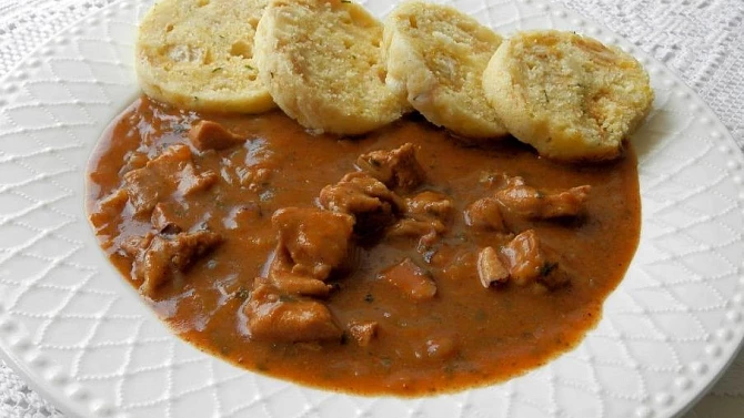 Guláš z králičího hřbetu s hrnkovým knedlíkem, Králičí guláš s hrnkovým knedlíkem