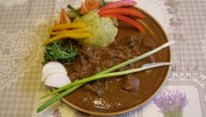 Kančí guláš se šťouchanými brambory
