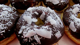 Kokosové donuty s čokoládovou polevou