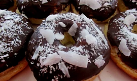 Kokosové donuty s čokoládovou polevou