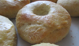 Kokosové donuty s čokoládovou polevou