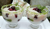 Krupicový pohár s višněmi a mátou (Krupicový pohár s višněmi a mátou)