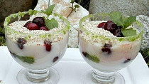 Krupicový pohár s višněmi a mátou