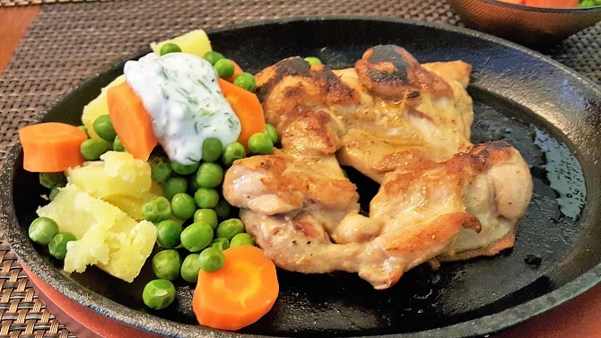 Kuřecí gyros steak na litinové pánvi (bez tuku), Kuřecí gyros steak na litinové pánvi (bez tuku)