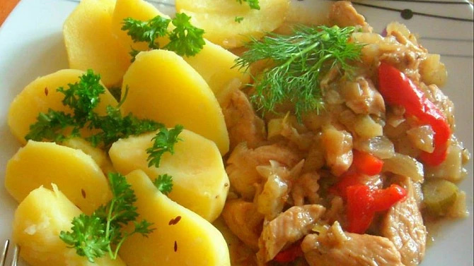 Kuřecí nudličky s fenyklem, paprikou a pórkem