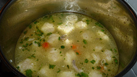 Kuřecí polévka s krekrovými knedlíčky