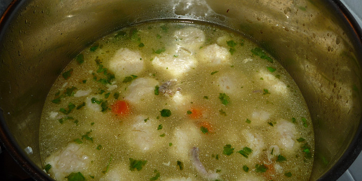 Kuřecí polévka s krekrovými knedlíčky (Právě uvařeno)