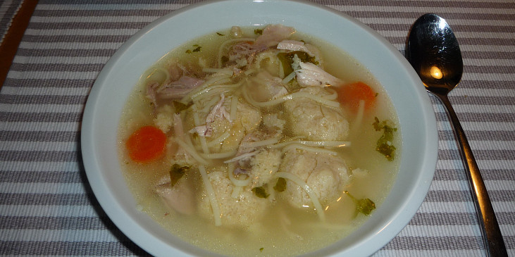Kuřecí polévka s krekrovými knedlíčky (Připraveno k jídlu)
