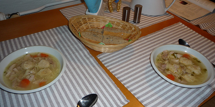 Kuřecí polévka s krekrovými knedlíčky (A dobrou chuť!)