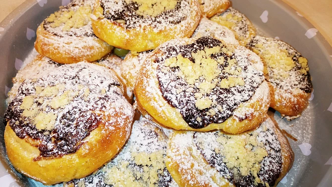 Kynuté povidlové koláče s drobenkou