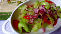 Lehký salát z řapíkatého celeru