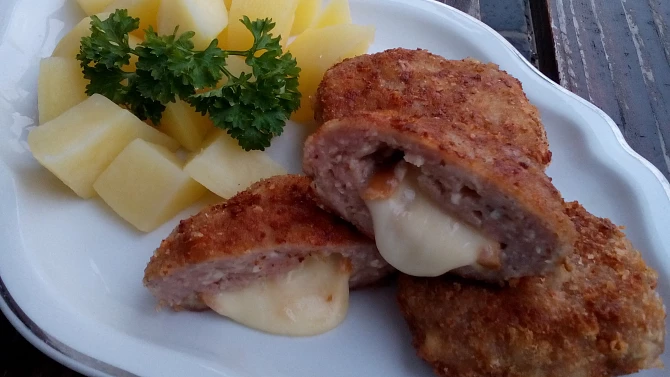 Mleté řízky (karbanátky) s mozzarellou
