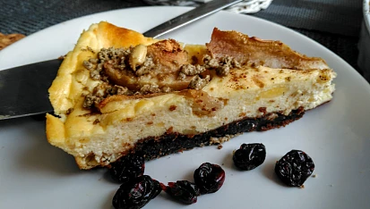 Moučník ze sušenek a chalvy s tvarohovou  náplní a hruškami