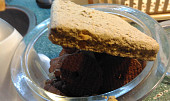 Moučník ze sušenek a chalvy s tvarohovou  náplní a hruškami