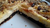 Moučník ze sušenek a chalvy s tvarohovou  náplní a hruškami