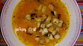 Mrkvovo-česneková polévka, s opečenými rohlíky :-)