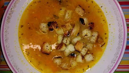 Mrkvovo-česneková polévka, s opečenými rohlíky :-)