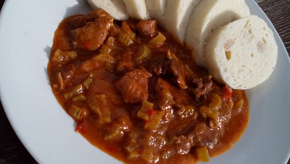 Paprikový guláš s řapíkatým celerem