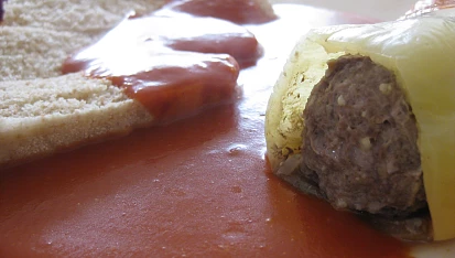 Papriky plněné mletým masem s rajskou omáčkou (z parního hrnce)