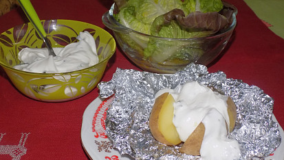 Pečená brambora s bylinkovým tvarohem a salátem