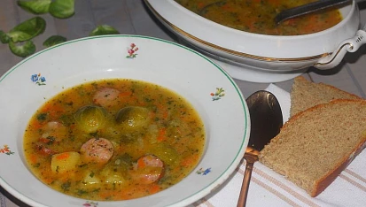 Polévka z růžičkové kapusty s klobáskou