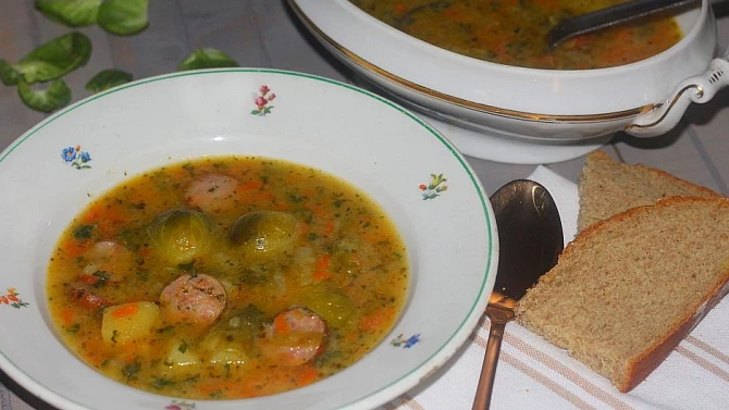 Polévka z růžičkové kapusty s klobáskou