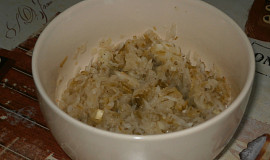 Salát z bílé ředkve s kyselou okurkou