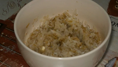 Salát z bílé ředkve s kyselou okurkou, ředkev + kyselá okurka