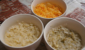 Salát z bílé ředkve s kyselou okurkou (salát z ředkve s jablkem, okurkou a nahoře s mrkví)