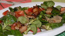 Salát z polníčku s houbami a slaninou