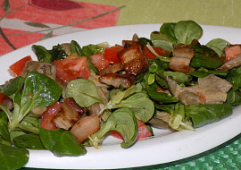 Salát z polníčku s houbami a slaninou