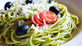 Špagety s rukolovým pestem a černými olivami