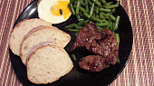 Steak z nízkého roštěnce s cibulkou restovanou na špeku a rozpečeným Hermelínem