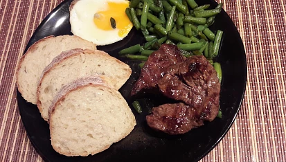 Steak z nízkého roštěnce s cibulkou restovanou na špeku a rozpečeným Hermelínem