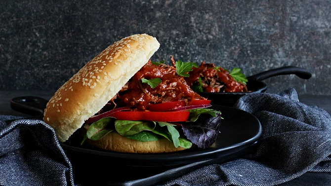 Trhané hovězí s domácí BBQ omáčkou