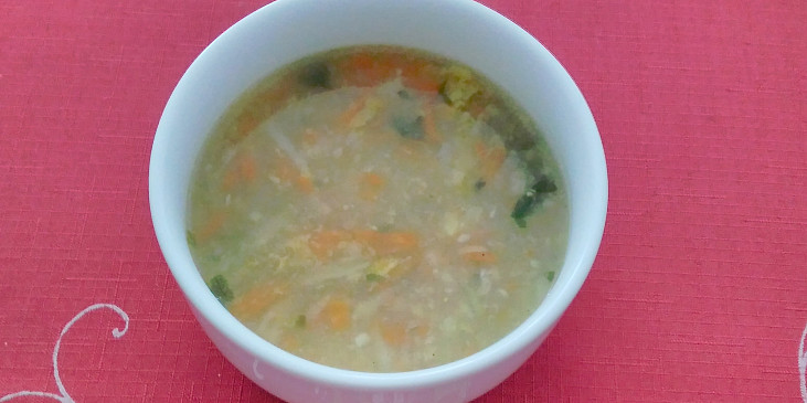 Vločková polévka se zeleninou a vejcem