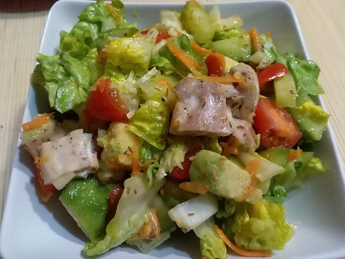Zeleninový salát s kuřetem a avokádem