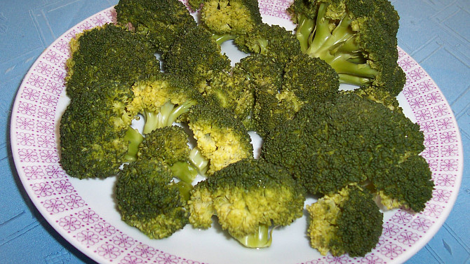 Brokolice "vařená" v mikrovlnce, Brokolice "vařená" v MW - 800 W, cca 3:30 min.
