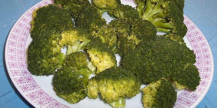 Brokolice "vařená" v MW - 800 W, cca 3:30 min.