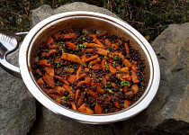 Černá čočka s kořenovou zeleninou - příloha či teplý salát