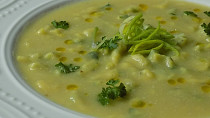 Česnekovo-pórková polévka s bylinkovým kapáním