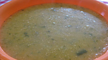 Cuketová polévka s batátem a quinoou