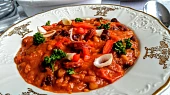 Dvoubarevný fazolový mix s klobásou, rajčaty a paprikami
