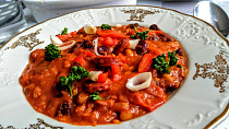 Dvoubarevný fazolový mix s klobásou, rajčaty a paprikami