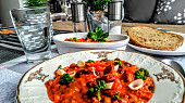 Dvoubarevný fazolový mix s klobásou, rajčaty a paprikami